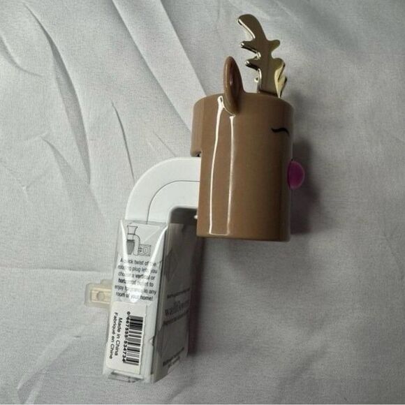 Bath & Body Works Reindeer Pink Nose Wallflowers Plug-In - Picture 4 of 4